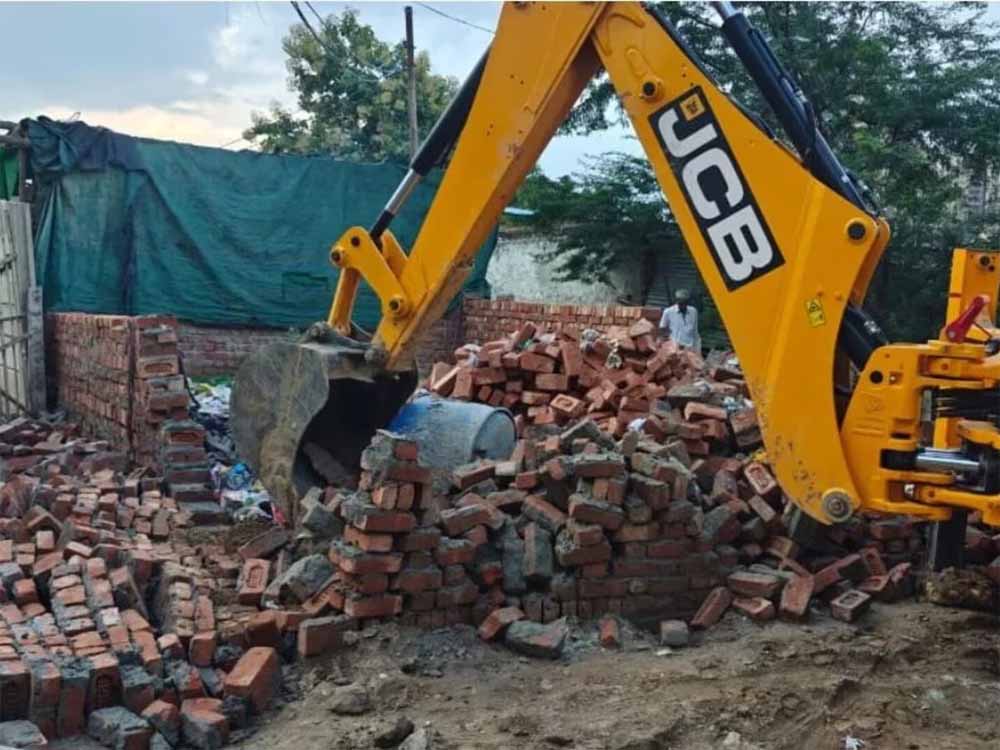 सरकारी जमीन पर कार्रवाई: संभल में बुलडोजर से हटाया सपा विधायक का कब्जा