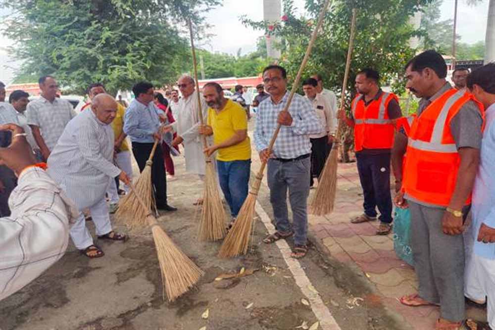 रक्तदान करने वाले नागरिकों तथा स्वच्छता कर्मियों को किया सम्मानित