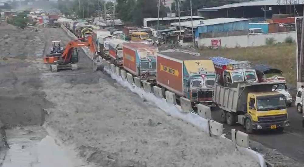 भारी ट्रैफिक जाम से बेहाल हुए लोग, इंदौर-देवास रोड पर रेंगते रहे वाहन