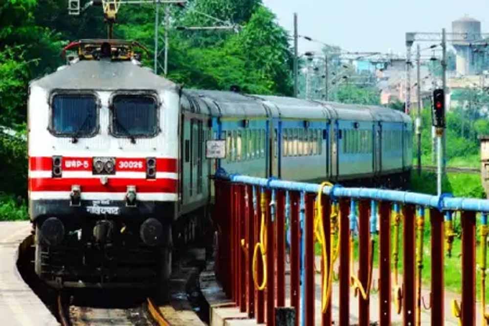 बड़े त्योहार पर यात्रा आसान, रेलवे ने शुरू की 150 पूजा स्पेशल ट्रेनें