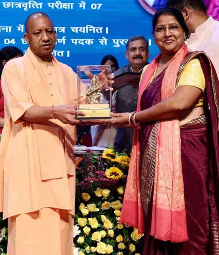 UP सरकार का शिक्षक दिवस सरप्राइज: शिक्षामित्र और अनुदेशक भी होंगे कैशलेस इलाज के लाभार्थी