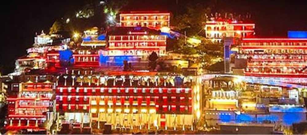 मां वैष्णो देवी नवरात्रि उत्सव: भक्तों के लिए शानदार इंतजाम और रोशनी से जगमगाए मंदिर