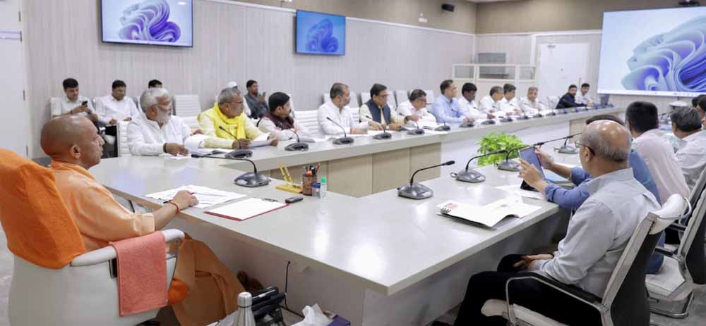 मुख्यमंत्री ने की गड्ढामुक्ति, सड़क मरम्मत अभियान की विभागवार समीक्षा