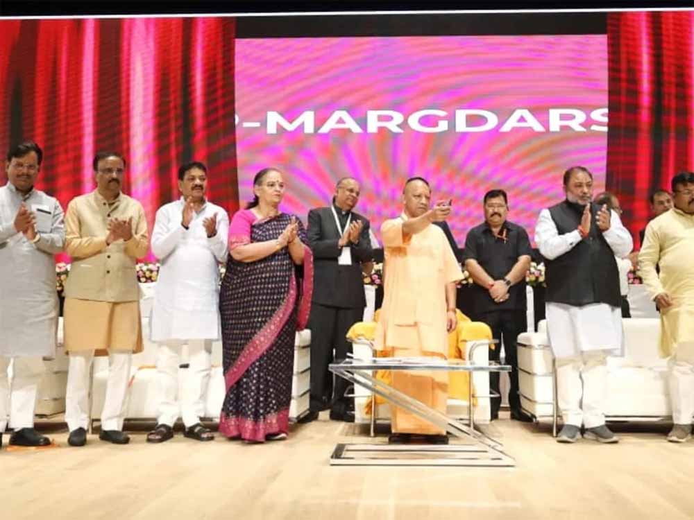 250 बसों से शुरू हुई ग्रामीण जनता सेवा, योगी ने कम किया किराया 20 प्रतिशत