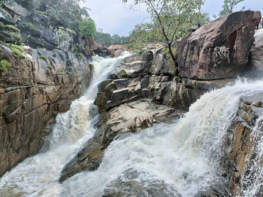 प्रकृति की गोद में बसा रानीदाह जलप्रपात — जहाँ हर बूंद कहती है कहानी