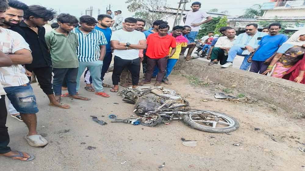 सड़क हादसे में मची चीख-पुकार: ट्रेलर ने रौंदे चार लोग, दो की जान गई