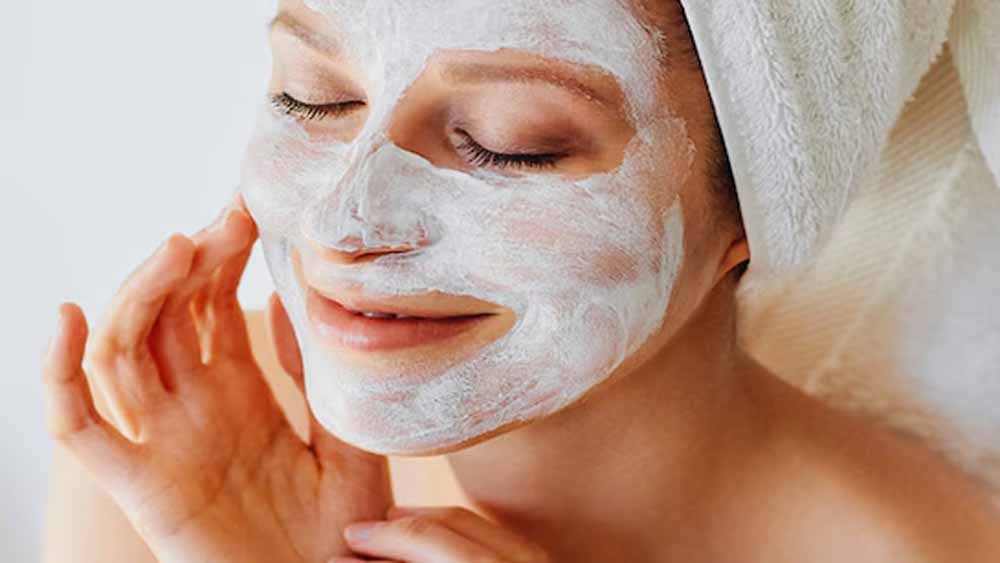 चेहरे की रौनक बढ़ाएं: डेड स्किन सेल्स हटाने के लिए बेस्ट 5 घरेलू फेस पैक