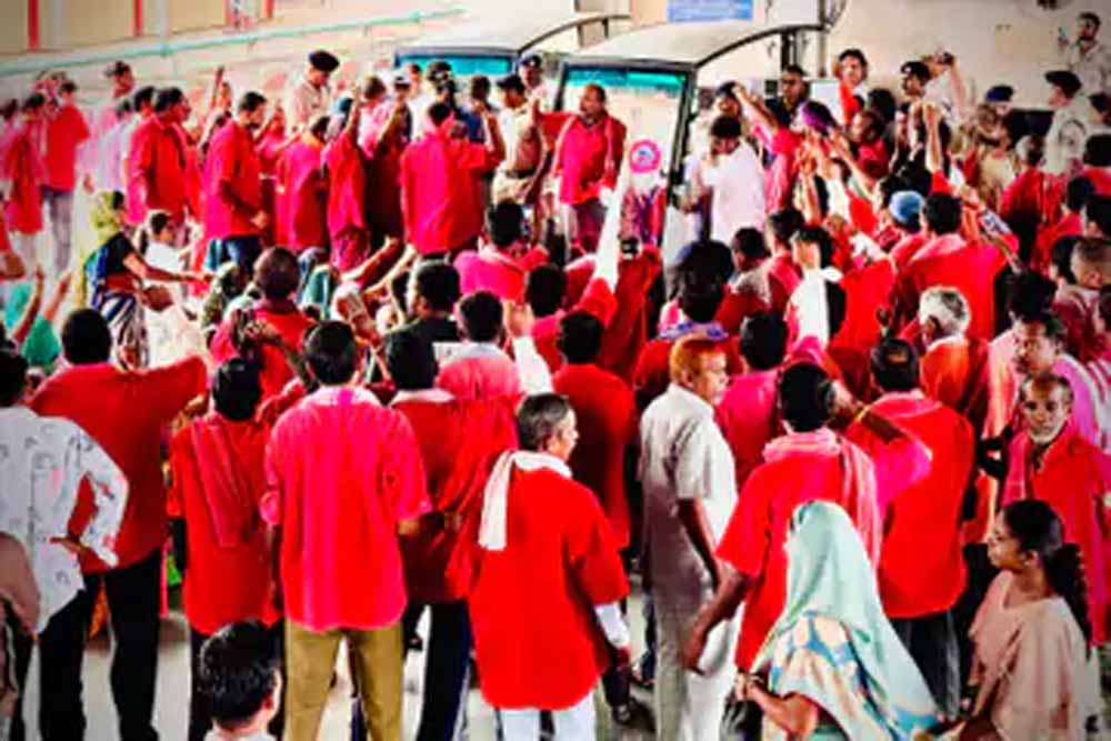 रेलवे स्टेशनों पर बैटरी गाड़ियों के खिलाफ कुलियों का हल्ला, राजनीतिक समर्थन भी साथ