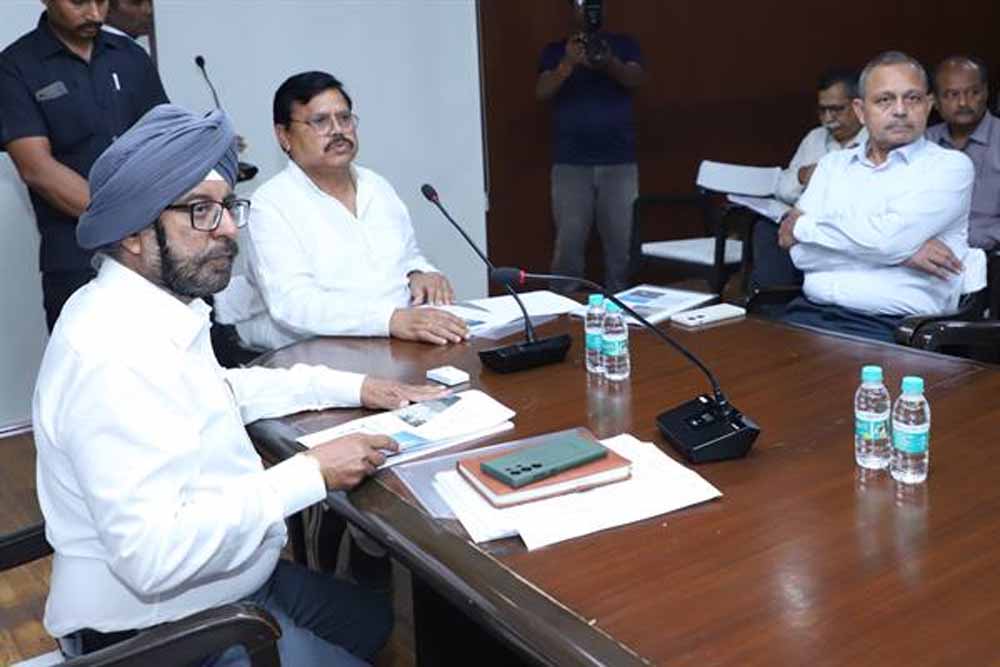 ऊर्जा मंत्री तोमर ने की विद्युत कंपनियों के कामकाज की समीक्षा