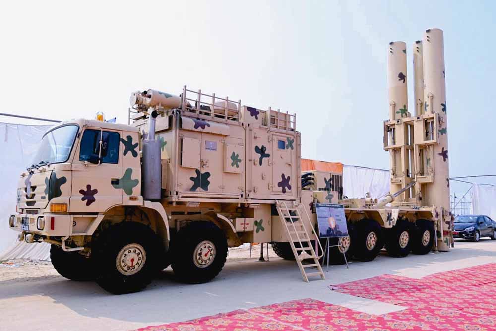 रक्षा मंत्री राजनाथ सिंह ने लखनऊ में निर्मित ब्रह्मोस मिसाइल की पहली खेप को दिखाई हरी झंडी