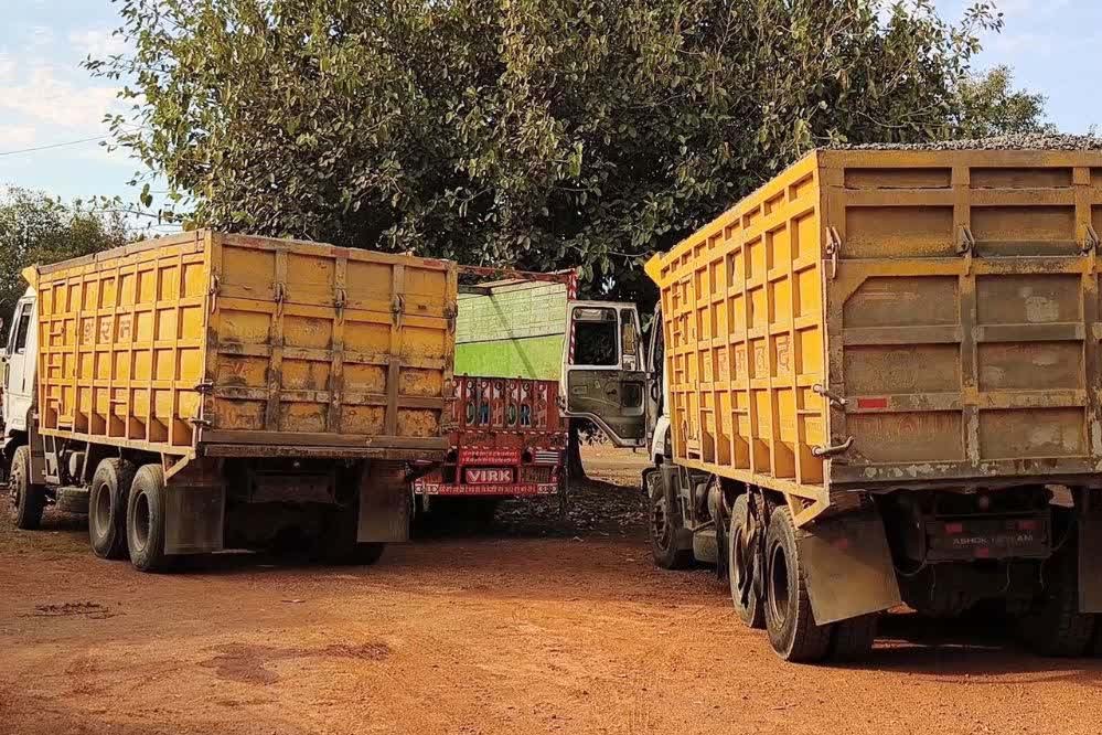 गिट्टी से भरा ओबर लोडिग डंपर को खनिज विभाग ने किया जप्त