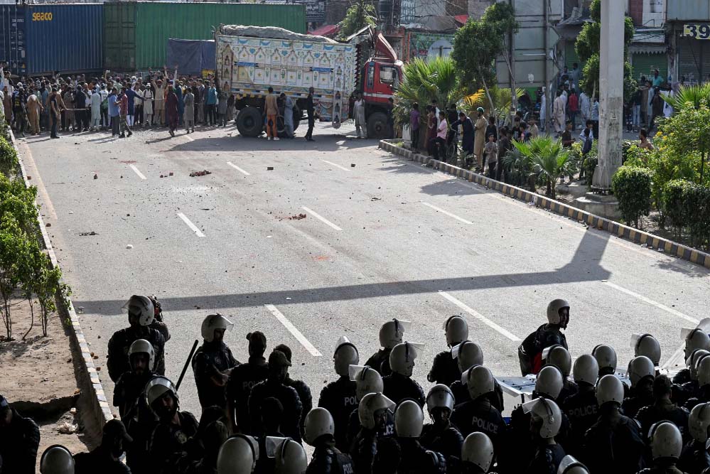 PAK आर्मी का पुराना सहयोगी अब बना संकट! तहरीक-ए-लब्बैक की पूरी कहानी