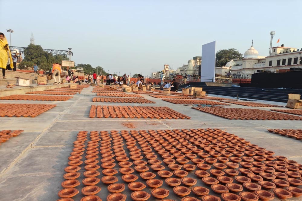 56 घाटों पर शुरू हुआ दीप सजाने का कार्य, 28 लाख दीपों की तैयारी