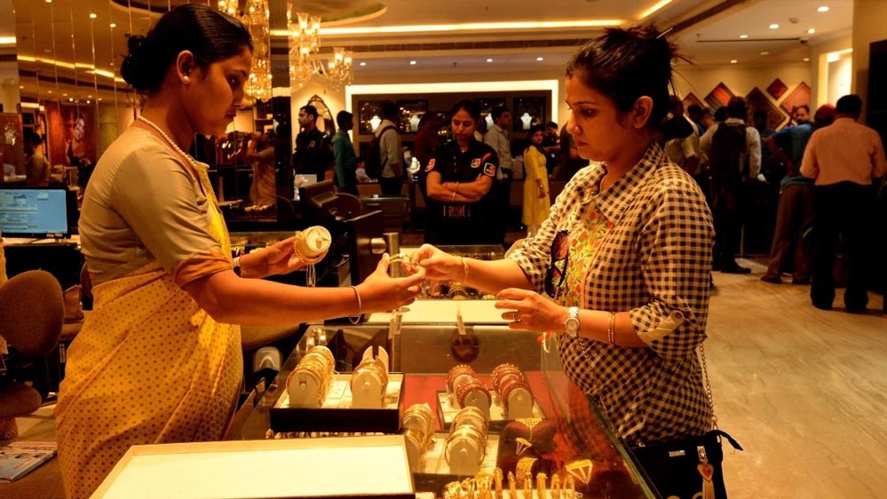 गहनों को पीछे छोड़ रहे सोने-चांदी के सिक्के, धनतेरस पर बदल रहा है खरीदारों का ट्रेंड