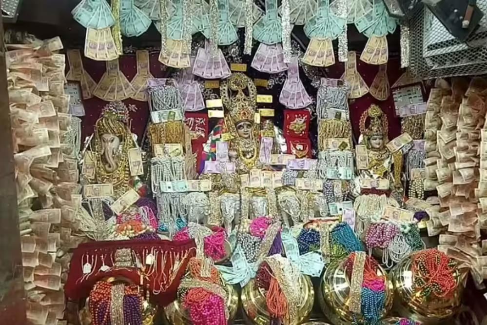 महालक्ष्मी मंदिर की अनोखी भव्यता: 5 दिन तिजोरियों और नोट-आभूषणों से सजा रहेगा मंदिर