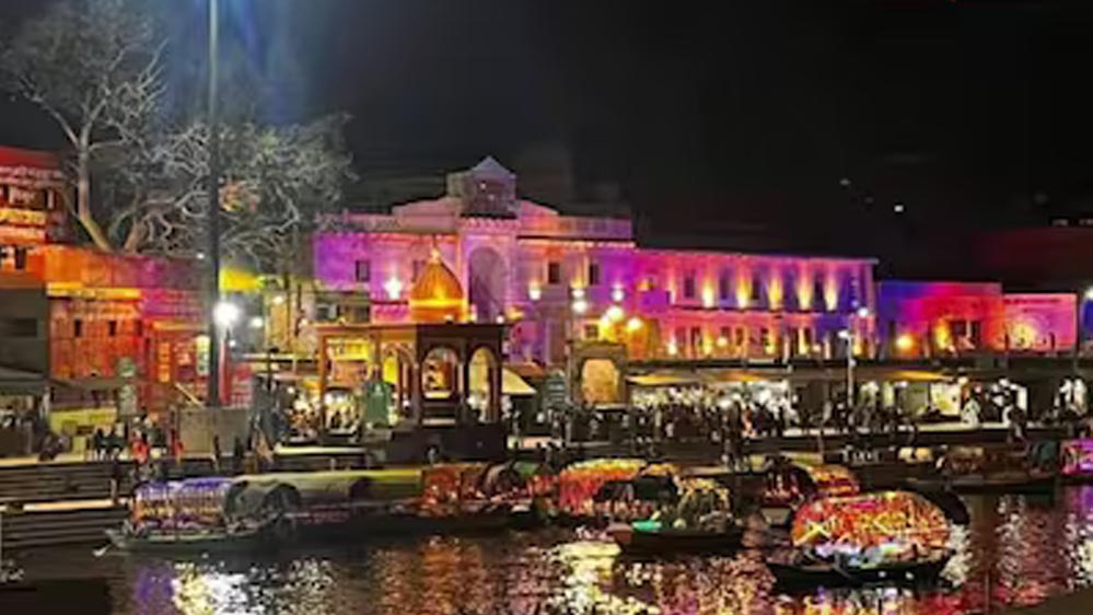 श्रद्धा और आस्था का सैलाब: चित्रकूट दीपावली मेले में पहले दिन लाखों की भीड़, CM मोहन आज करेंगे परिक्रमा