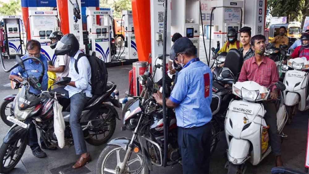 हेलमेट नियम : इंदौर में बिना हेलमेट मिलने लगा पेट्रोल, आदेश की अवधि पूरी