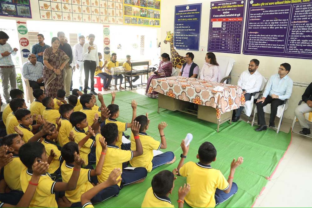 केन्द्र सरकार की अतिरिक्त सचिव पहुंची कांकेर, प्रतियोगी परीक्षाओं की तैयारी कर रहे विद्यार्थियों और मूक बधिर बच्चों से की बातचीत