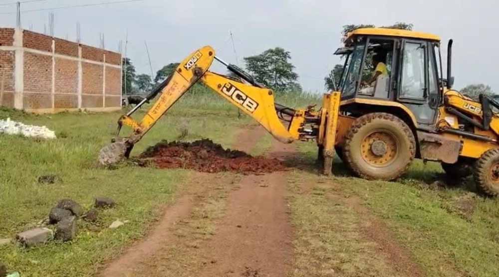 प्रशासन की बड़ी कार्रवाई: अवैध प्लॉटिंग के खिलाफ 10 एकड़ जमीन मुक्त