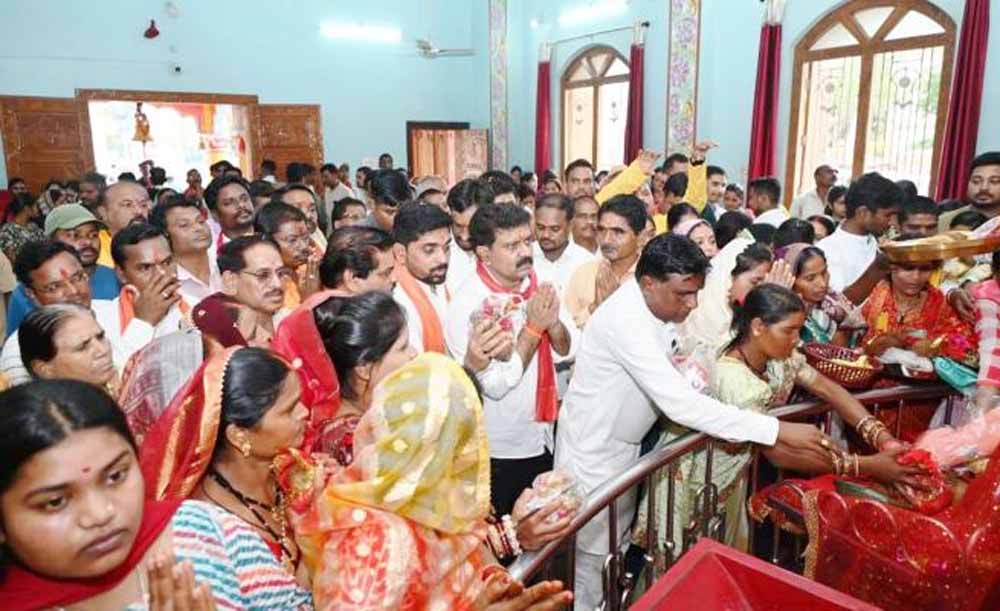 बस्तर पहुंचे डिप्टी सीएम विजय शर्मा, मां दंतेश्वरी के किए दर्शन