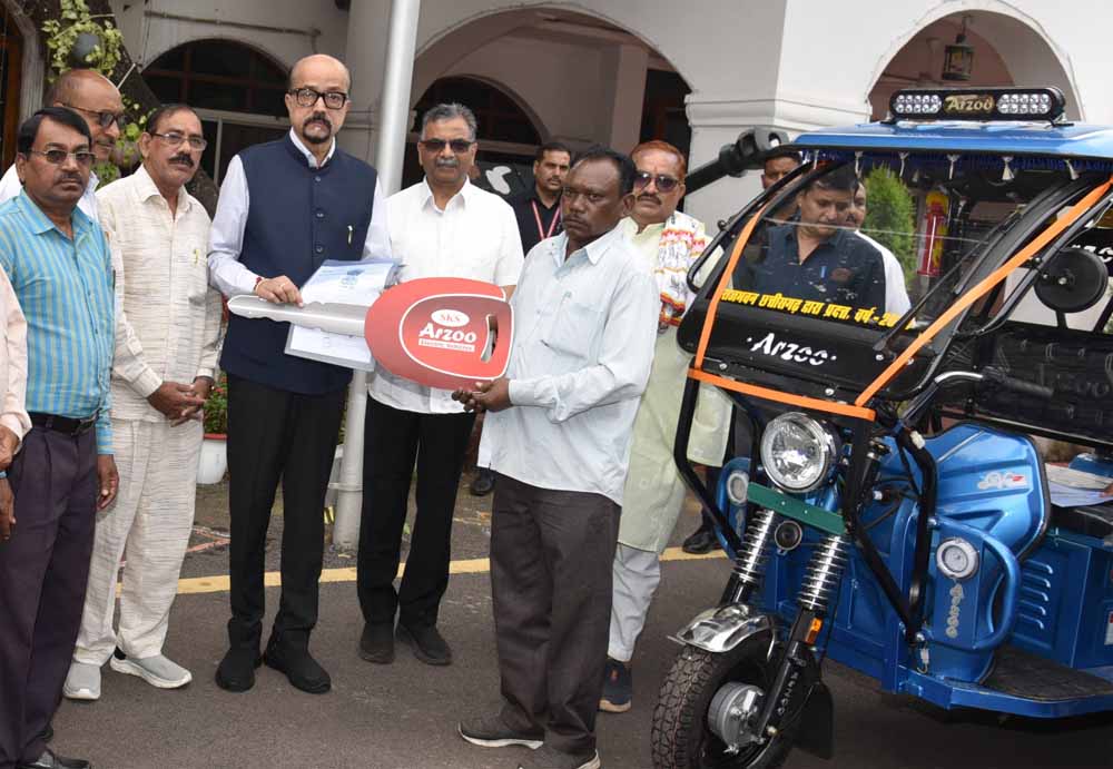 सरस्वती शिक्षा संस्थान को राज्यपाल ने प्रदान किए चार ई-रिक्शे