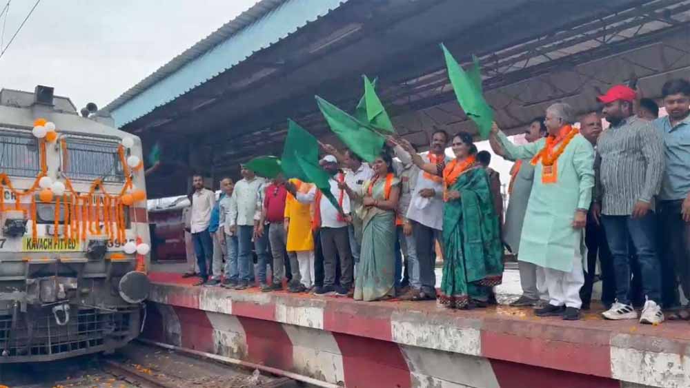 रामभक्ति का सफर शुरू: विधायक धरमलाल कौशिक ने दिखाई हरी झंडी, श्रद्धालुओं से भरी ट्रेन अयोध्या के लिए रवाना