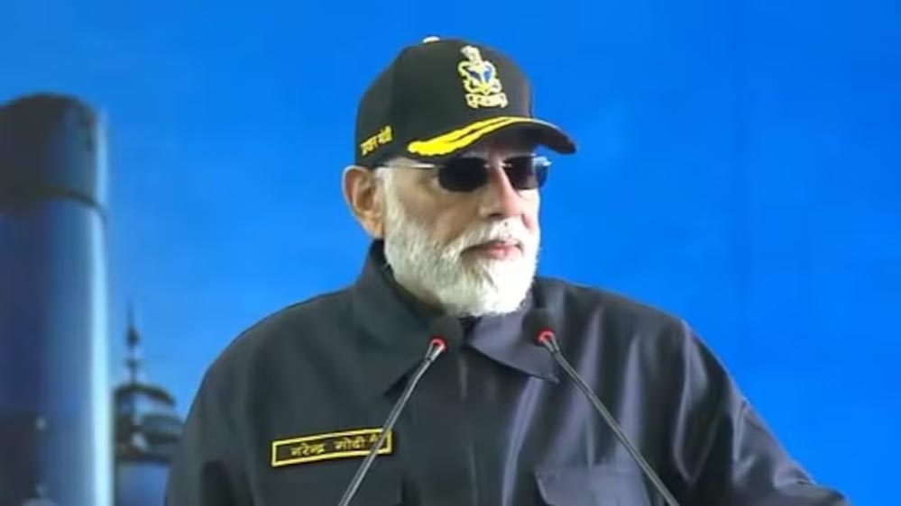 बीच समंदर दीवाली: INS विक्रांत और नौसेना के जज़्बे को सलाम बोले PM मोदी
