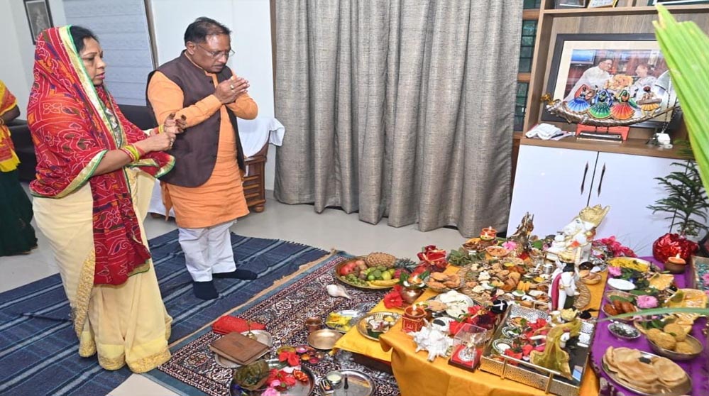 रायपुर में मुख्यमंत्री विष्णु देव साय ने गोवर्धन पूजा की, प्रदेशवासियों के सुख-समृद्धि के लिए प्रार्थना