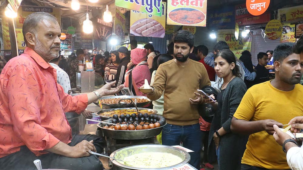 नगर निगम मुख्यालय में बैठक, चौपाटी में परंपरागत व्यंजनों की दुकानों की अनुमति तय, सैंडविच और चाइनिज स्टॉल को सूची में शामिल करने पर चर्चा