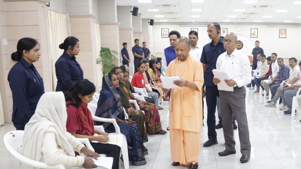 प्रदेश के कई जनपदों से समस्या लेकर आए फरियादी, मुख्यमंत्री ने सभी से की मुलाकात