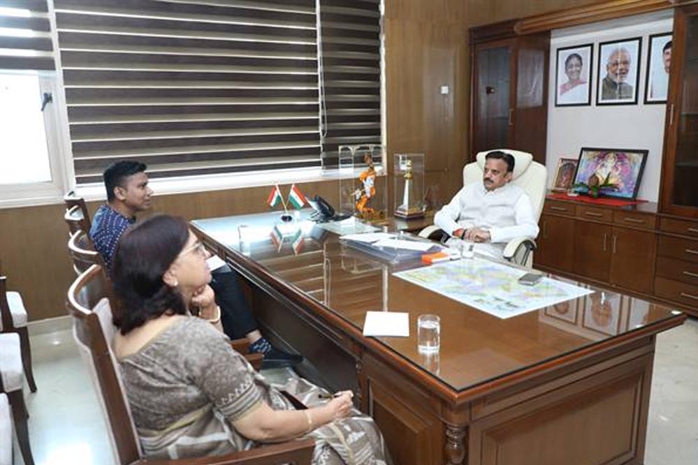 एयर एम्बुलेंस सेवाओं के प्रदाय में प्राथमिकता से निर्णय लें: उप मुख्यमंत्री  शुक्ल