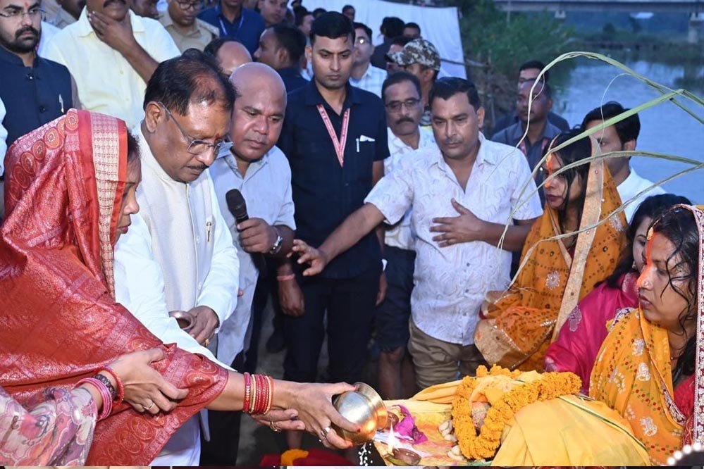 छठ पर्व पर मुख्यमंत्री साय ने सूर्य को अर्घ्य दिया, प्रदेश में खुशहाली और उन्नति की की प्रार्थना