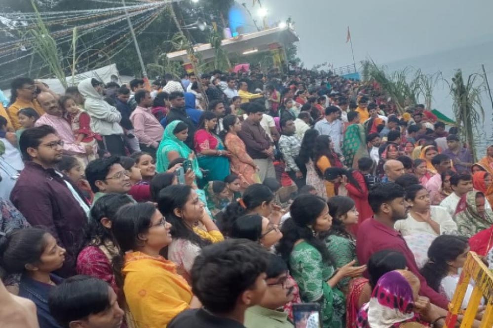 छठ महापर्व का पारंपरिक उल्लास, दिल्ली से पटना तक गूंजे छठ गीत और भक्ति की स्वर लहरियाँ