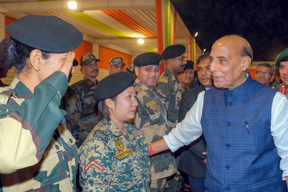 ‘युद्ध जैसी स्थिति के लिए तैयार रहें’, सीमाओं पर सतर्कता बरतने की दी सलाह – राजनाथ सिंह