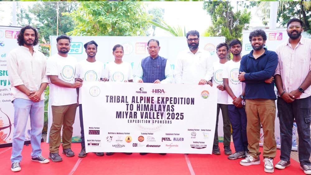 जशपुर के युवाओं ने बढ़ाया प्रदेश का मान: हिमालय की 5350 मीटर ऊंचाई पर किया ट्रैकिंग और आइस क्लाइंबिंग