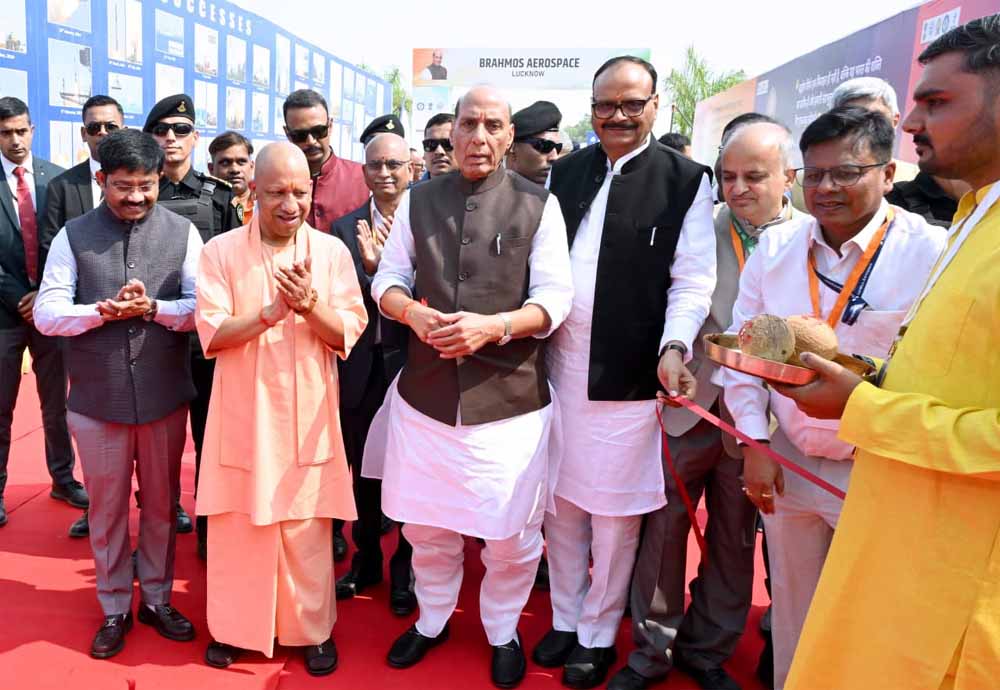 लखनऊ में आयोजित कार्यक्रमों में रक्षा मंत्री ने मुख्यमंत्री योगी आदित्यनाथ की मुक्त कंठ से की प्रशंसा