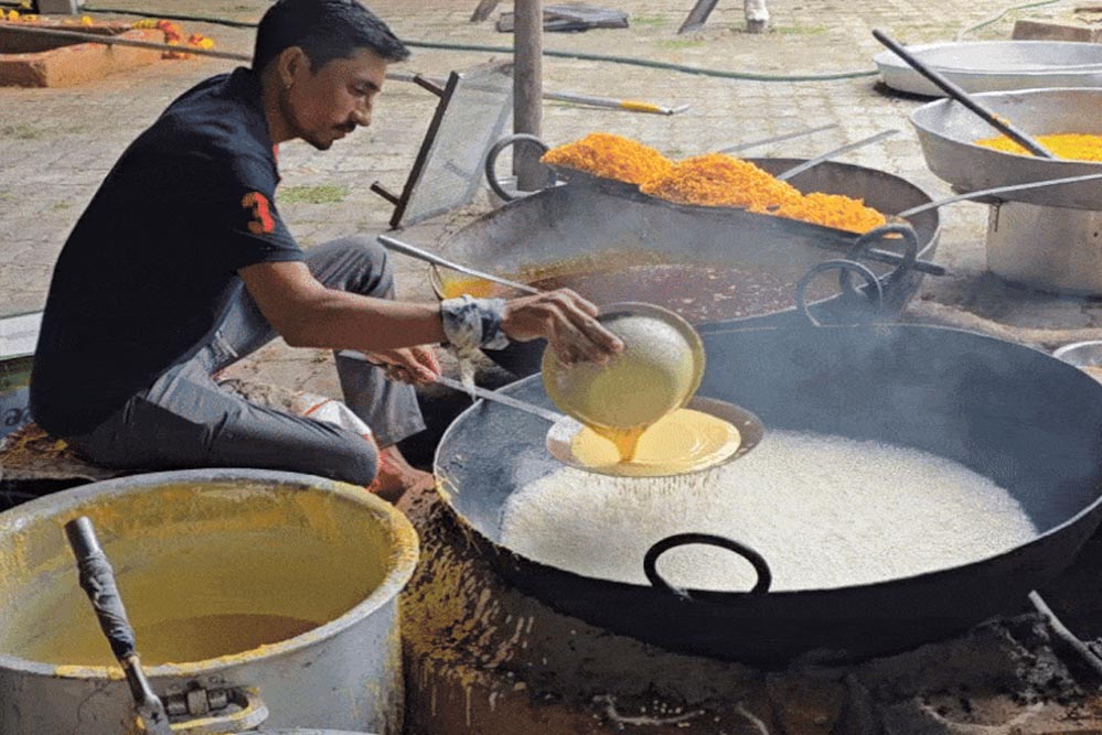 140 साल पुराने रणजीत हनुमान मंदिर में अन्नकूट का आयोजन, पूड़ी-भजियों से सजी प्रसादी