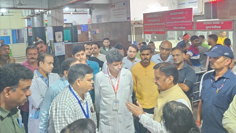 उप मुख्यमंत्री  शुक्ल ने स्वच्छता और चिकित्सकों की समय पर उपलब्धता के दिए निर्देश