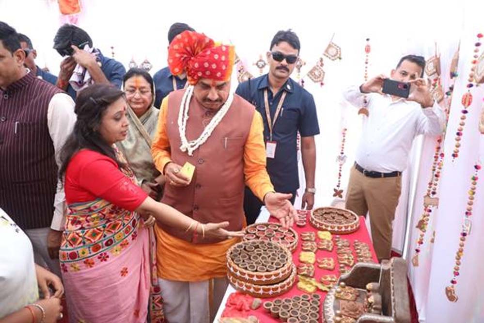 मुख्यमंत्री डॉ. यादव ने इंदौर में गोबर से दीये बनाने की पहल को सराहा, कहा– आत्मनिर्भरता की दिशा में अनोखा कदम