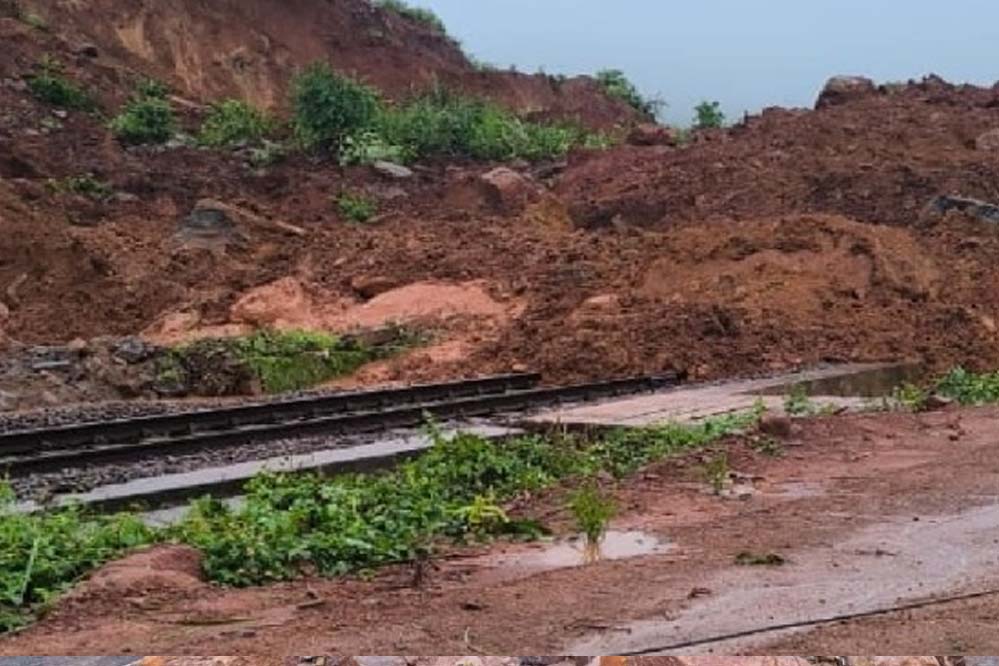 भारी बारिश से ओडिशा बेहाल, भूस्खलन ने रोकी रफ्तार, यातायात पर पड़ा असर
