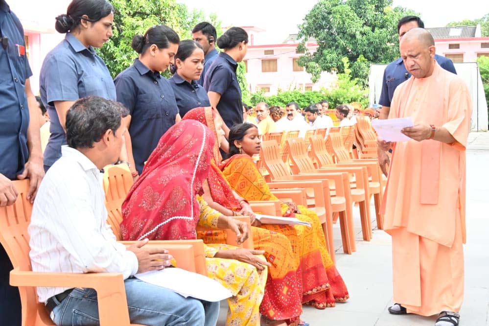 बच्चों के बीच पहुंचे सीएम योगी, चॉकलेट बांटकर लुटाया प्यार, की आत्मीय बातचीत