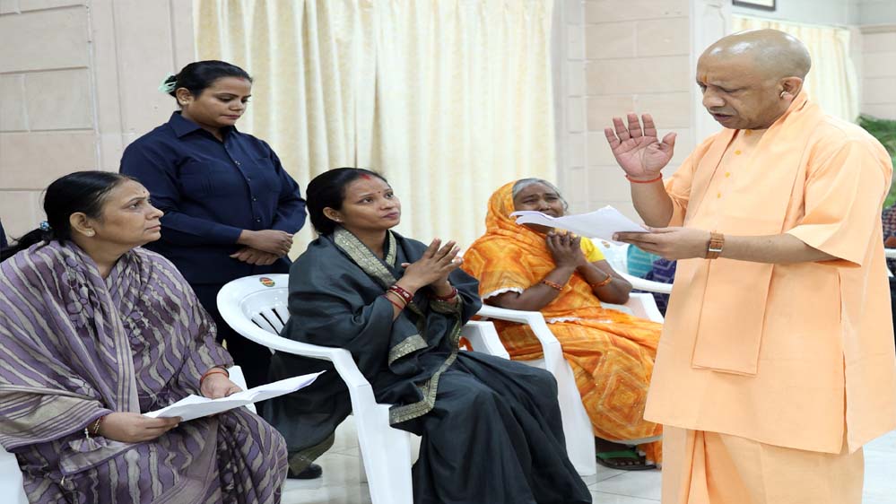 जनता दर्शन :  सोमवार को प्रदेश से आये लोगों की समस्या से स्वयं रूबरू हुए मुख्यमंत्री