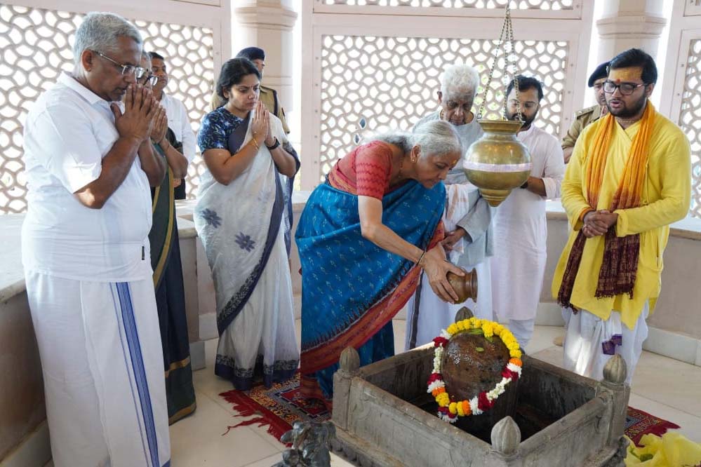 मंत्री निर्मला सीतारमण ने श्रीराम दरबार, मां दुर्गा और महादेव के किए दर्शन, कुबेर टीला पर किया अभिषेक