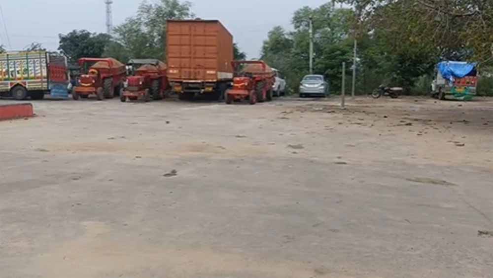 तीन ट्रैक्टर थाने में, अवैध रेत का मामला तूल पकड़ता ही दबंगों ने छीना!