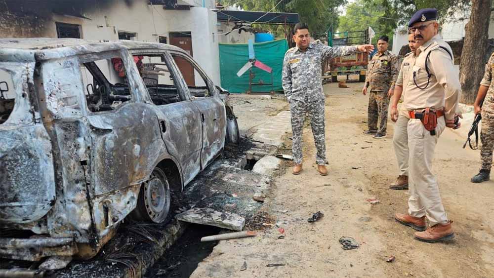 रिनिया गांव में हत्या के बाद बवाल, गुस्साए परिजनों ने आरोपी के घर में की तोड़फोड़, कार फूंकी