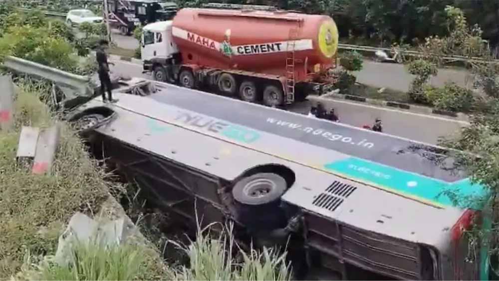 कुरनूल के बाद तेलंगाना में भी बस पलटी, 20 लोग हुए घायल — यात्रियों में मचा हड़कंप