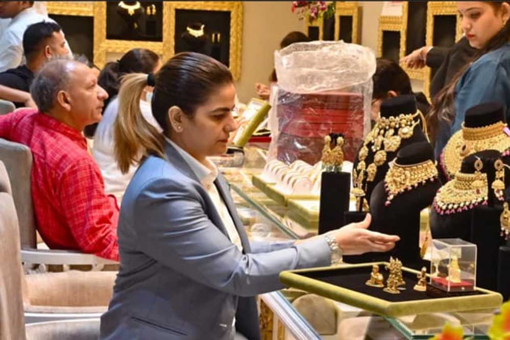सोने के बढ़ते दामों के बीच ट्रेंड बदला — लोग पुराने गहने एक्सचेंज कर खरीद रहे नए