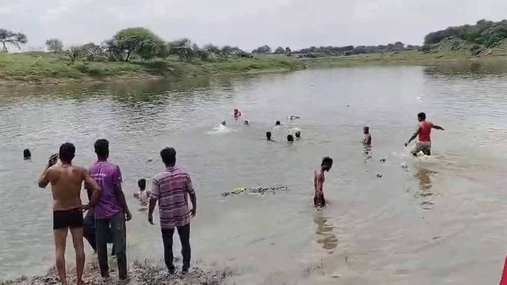 MP: बच्चे की शरारत से बड़ा हादसा, ट्रैक्टर नदी में गिरा, 7 की मौत