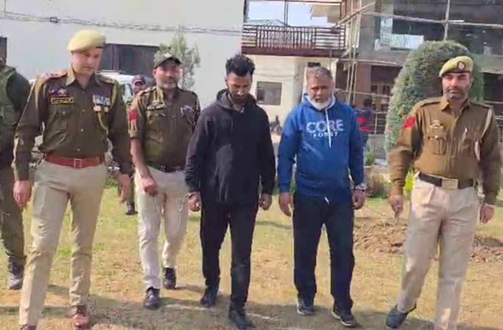कश्मीर में अपराध पर करारा प्रहार: पुलिस ने पकड़ा मोस्ट वॉन्टेड अपराधी, कई संगीन वारदातों का खुलासा