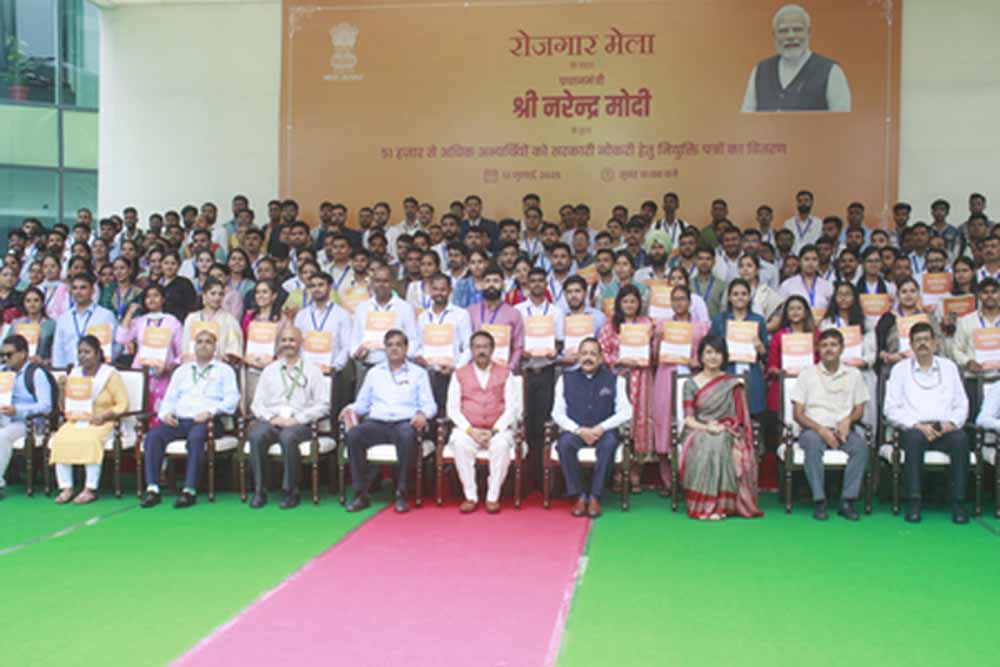 रोजगार मेले में बंटी खुशियां, युवाओं ने कहा– पीएम मोदी ने दी नई उड़ान, अब देश सेवा का वक्त